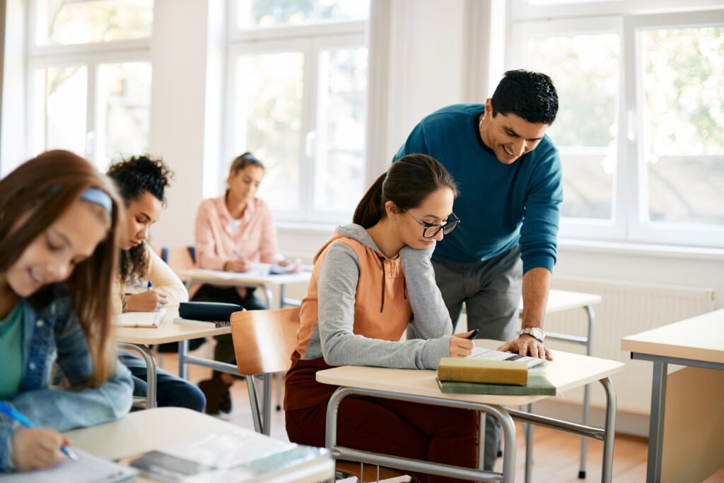 Pédagogies alternatives et classes à examens : comment les concilier ?